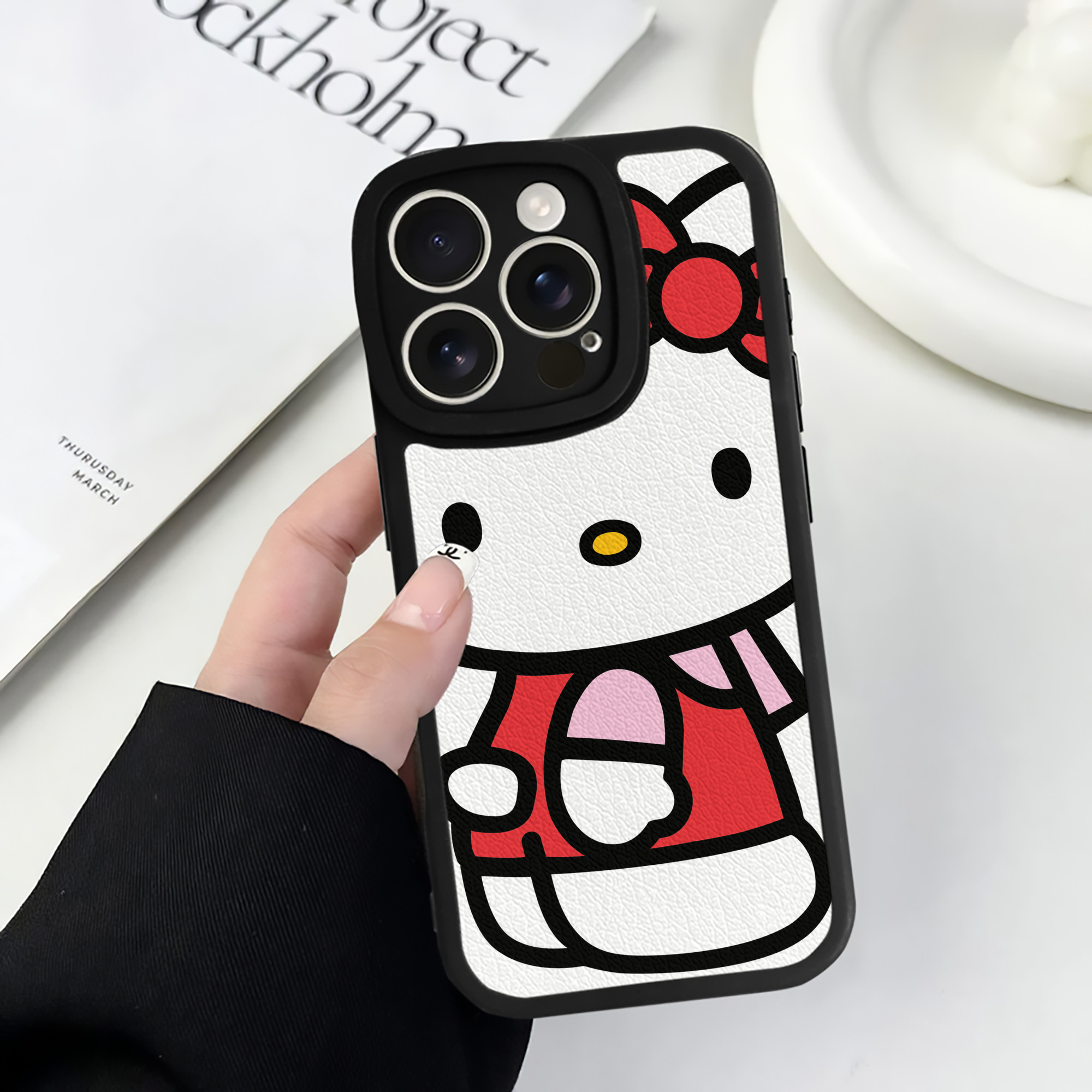 （画像用） Hello Kitty ハローキティ 【iPhone 16シリーズ対応】シリコンスマホケース（レザー調） 材質：シリコン